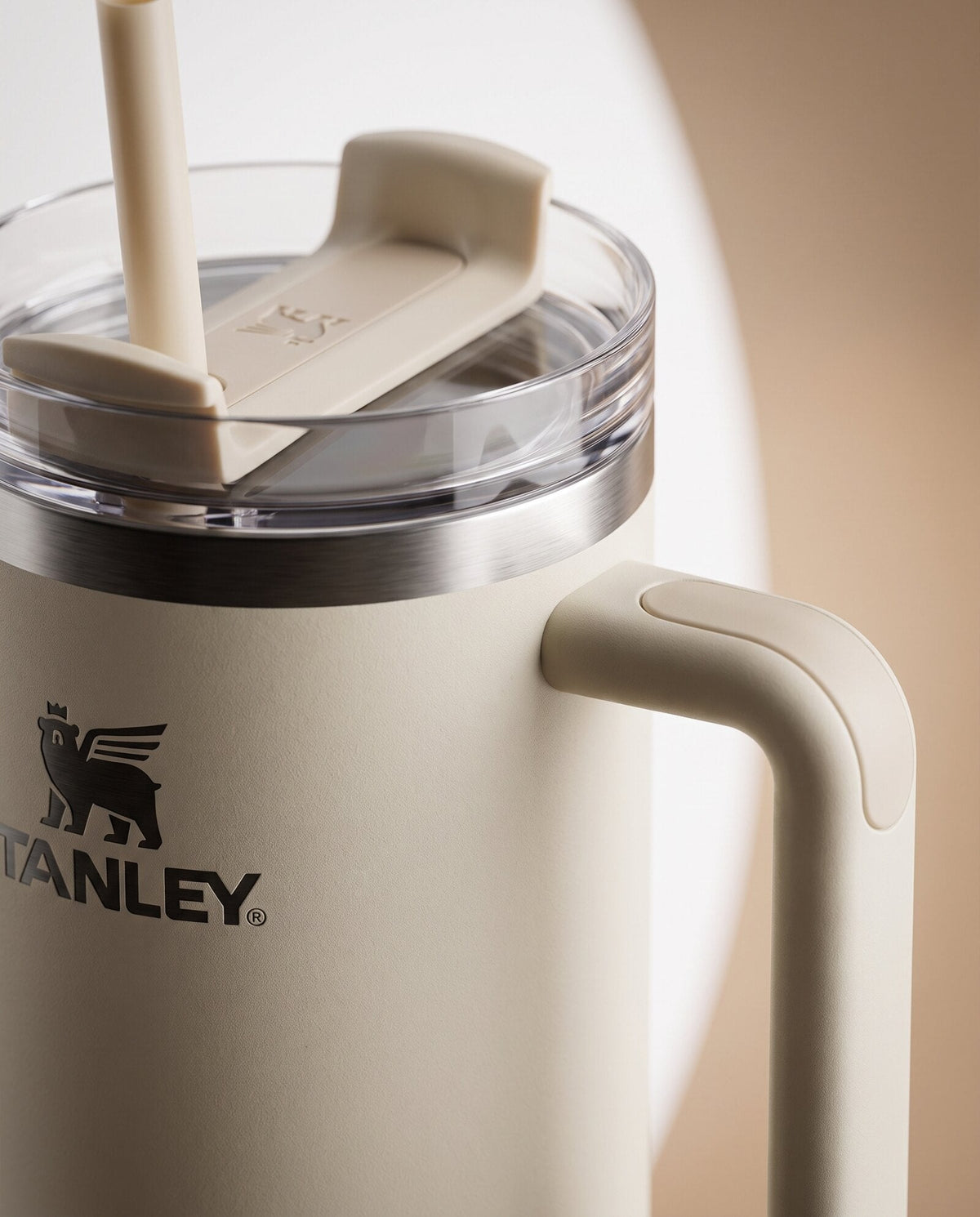 Detalle de la tapa FlowState, pitillo y asa del Stanley Quencher